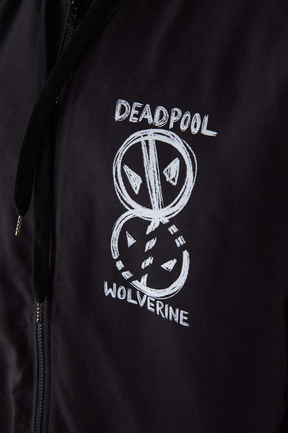  CHAQUETA DE DEADPOOL ROJA Y NEGRA ENGUATADA PARA HOMBRE