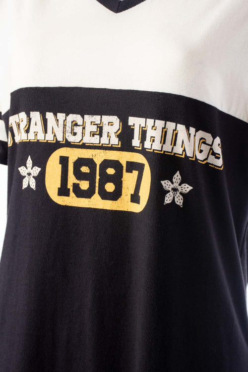 Card slide image -  PIJAMA DE STRANGER THINGS PANTALON CORTO PARA MUJER