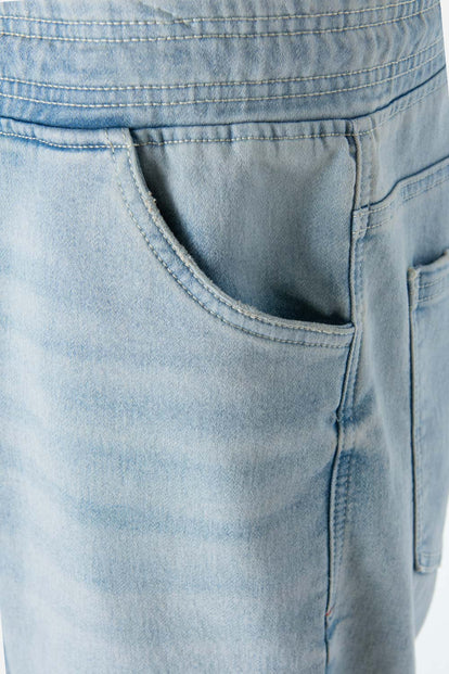  JOGGER DE MOVIES EN DENIM TONO MEDIO CON ELÁSTICO EN CINTURA PARA HOMBRE