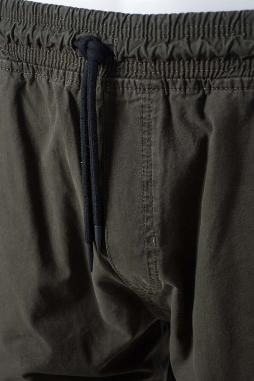 Card slide image -  JOGGER DE MOVIES CON BOLSILLOS VERDE MILITAR PARA HOMBRE